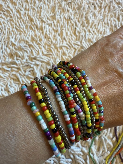 Разноцветные бусины на резинке . Италия.