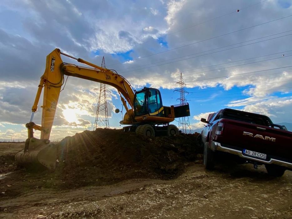 Buldoexcavator cu picon de închiriat