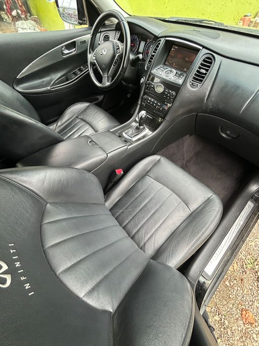 Vând Infiniti 3.5 benzină
