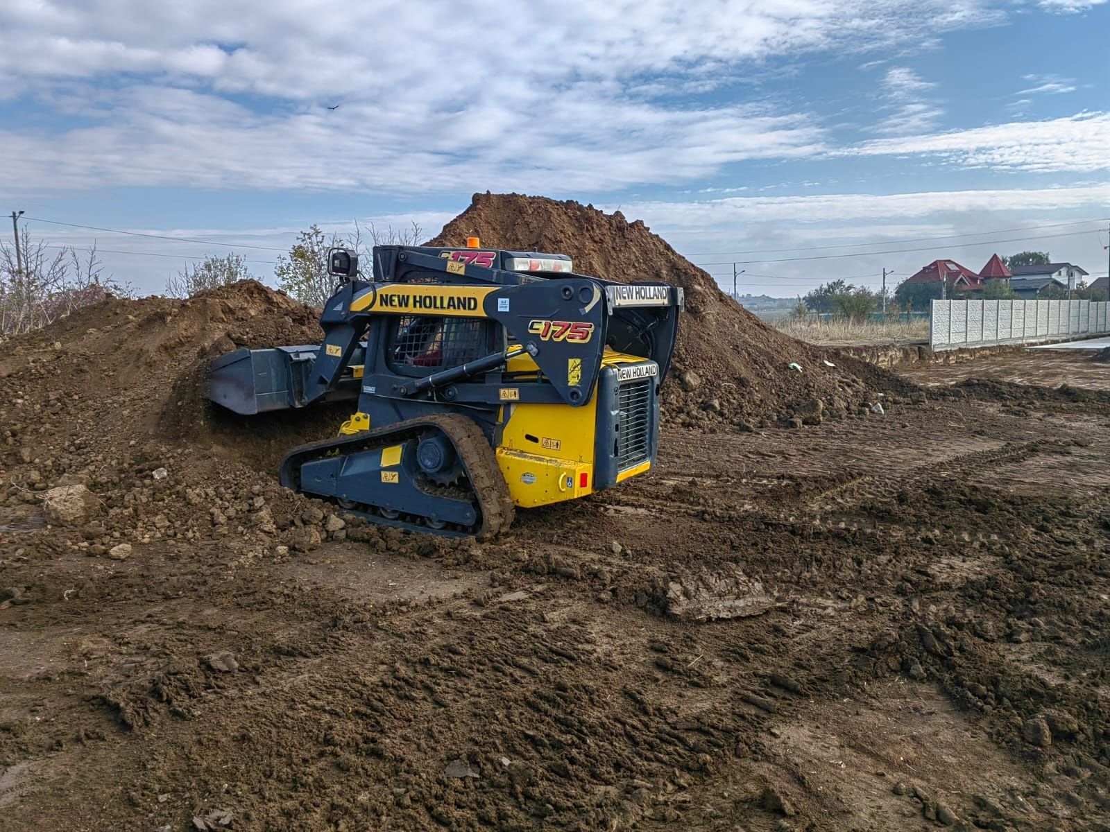 Betoane , pavaje,curți,săpături,nivelari,constructi,fundați,multe alte