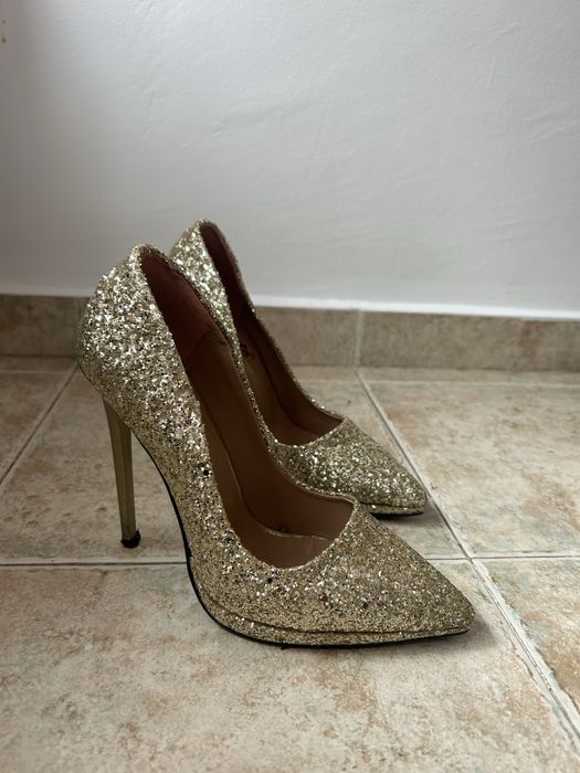 Елегантни обувки на ток