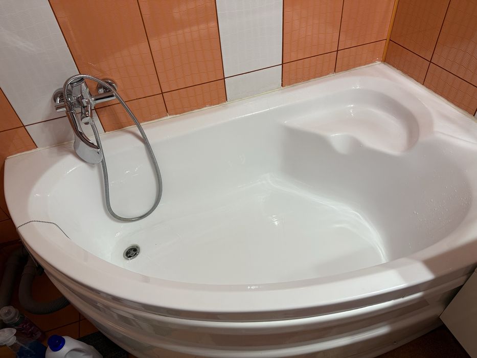 Cada de colț de vanzare