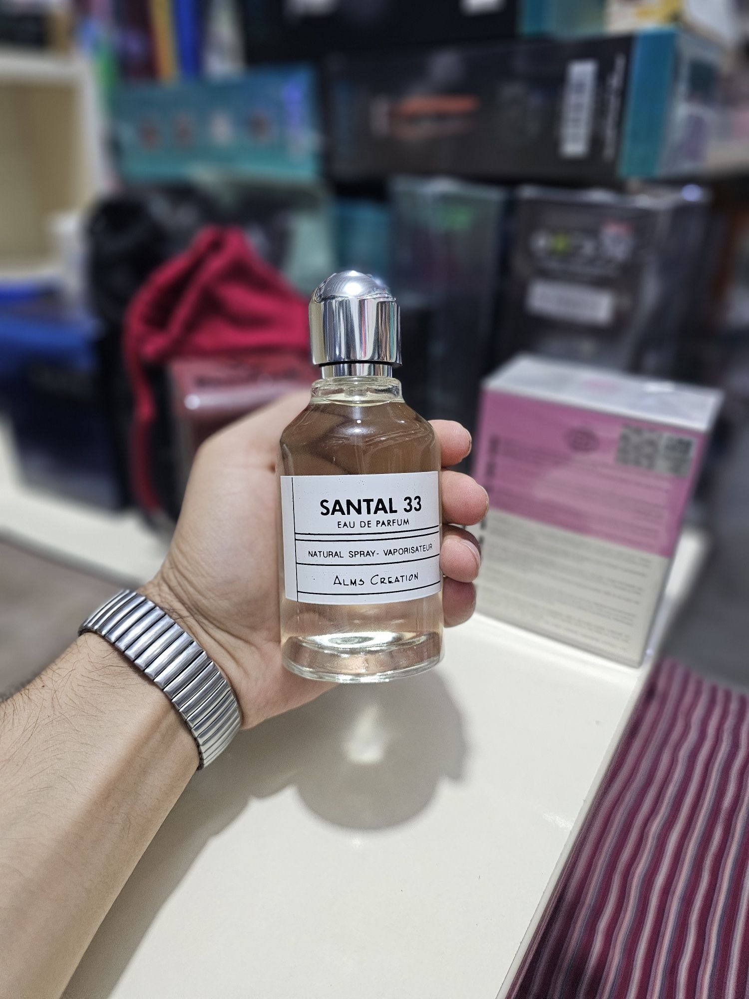 “Santal 33 Eau de Parfum – Alms Creation” brendiga tegishli flakon.