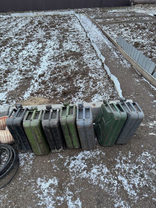 Продам 20-ти литровые канистры