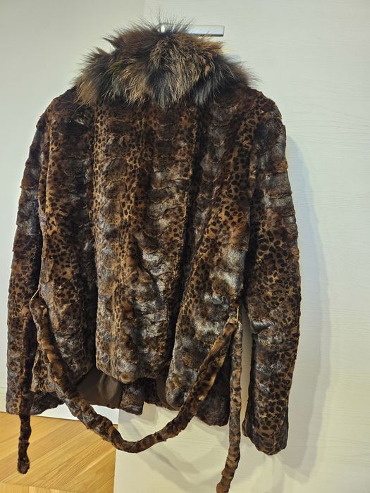 Haina blana vizon cu guler de vulpe