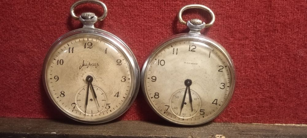 Два джобни механични часовника 