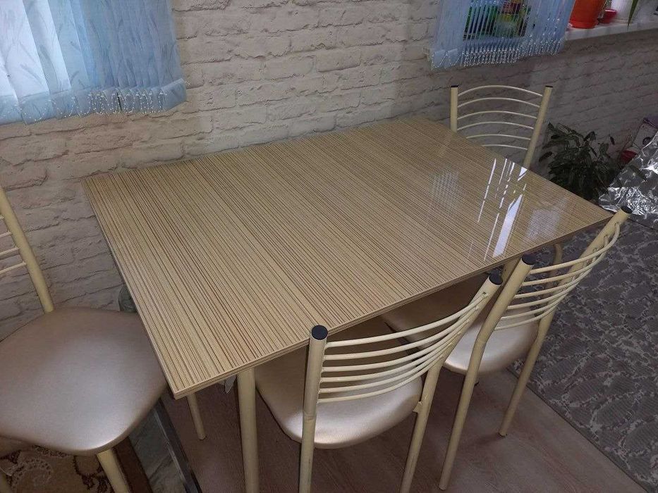 Кухонный стол и 4 стула