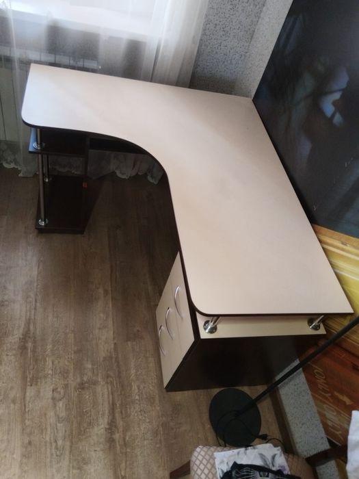 Угловой компьютерный стол в отличном состоянии