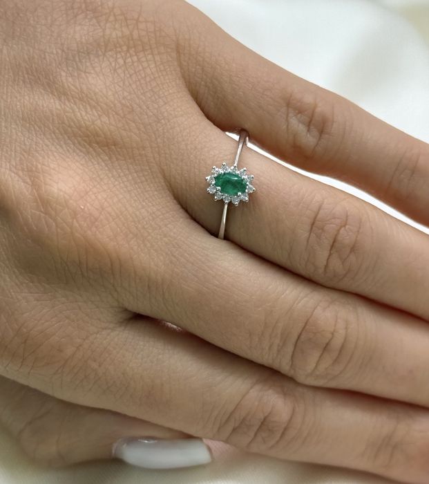 Inel din aur alb cu smarald si diamante