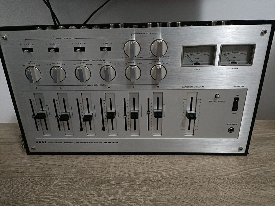 Akai MM 62 mixer audio de colecție cu VU mere perfect funcțional!