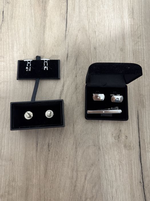 Butoni eleganți in stare nouă. Două seturi.