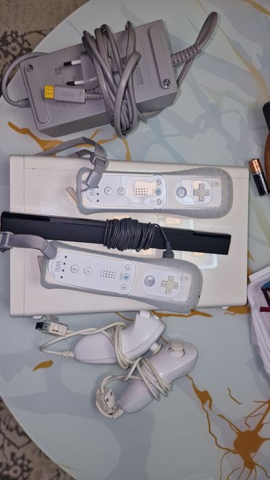 Vând Nintendo WII U