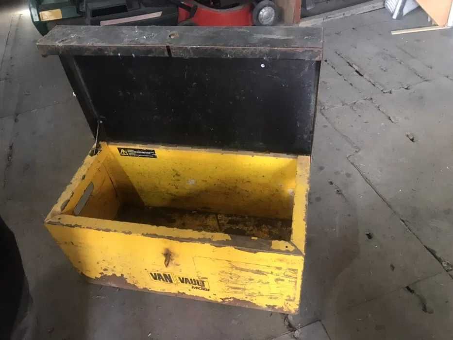 Метален шкаф за бус- инструменти Със заключване