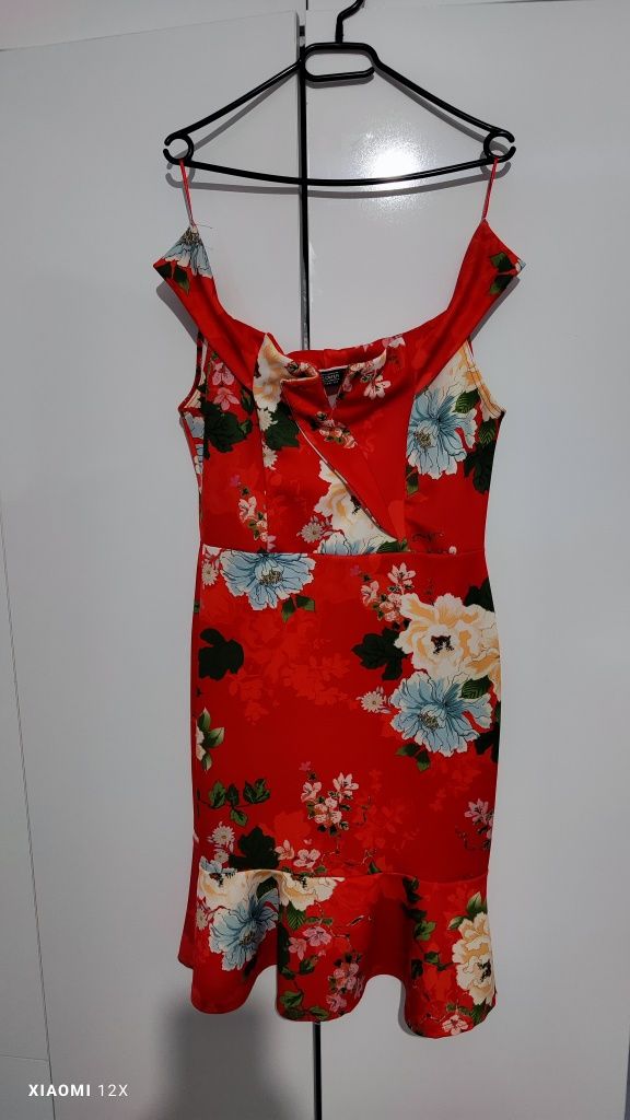 Rochie roșie inflorata , material f bun