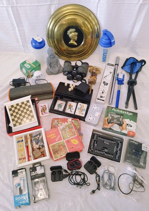 Obiecte din alamă, vechituri, mărunțișuri, cărți de joc, căști audio.