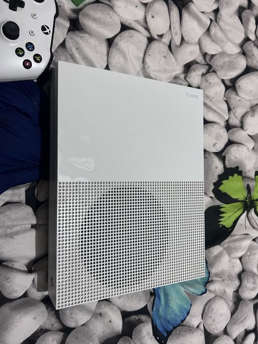 Vand xbox one s+ doua controllere si fifa 23