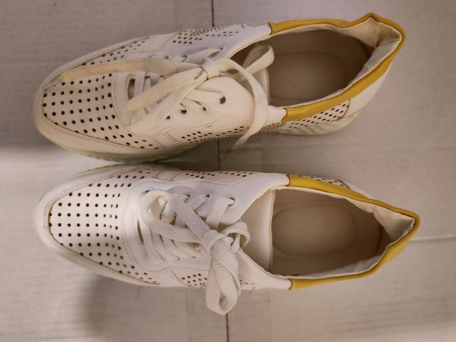 Обувките са нови! Обувки с пеперуда