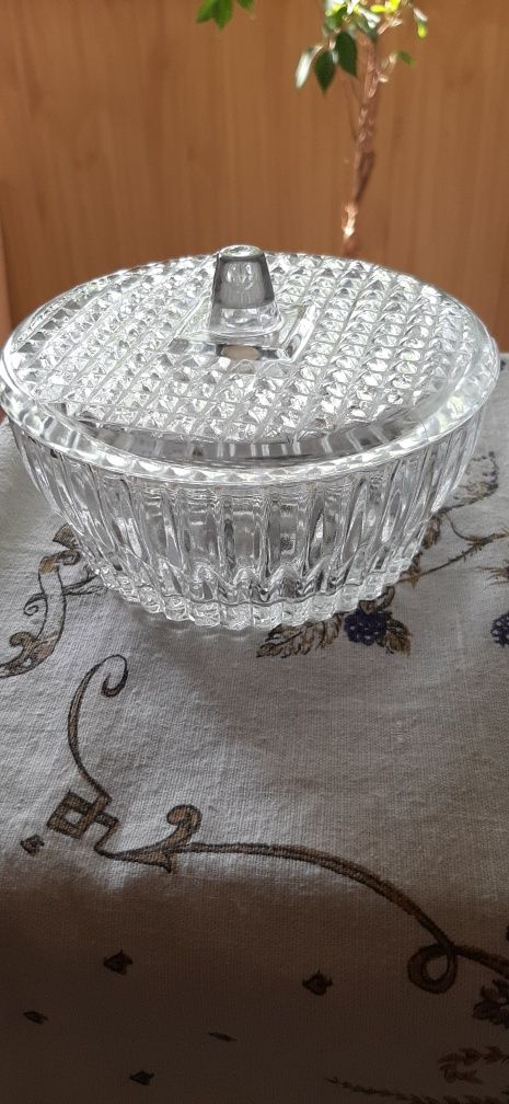 Вазы из стекла и хрусталя.