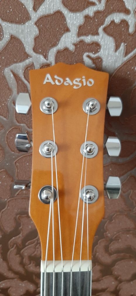 Продаётся акустическая гитара Адажио.