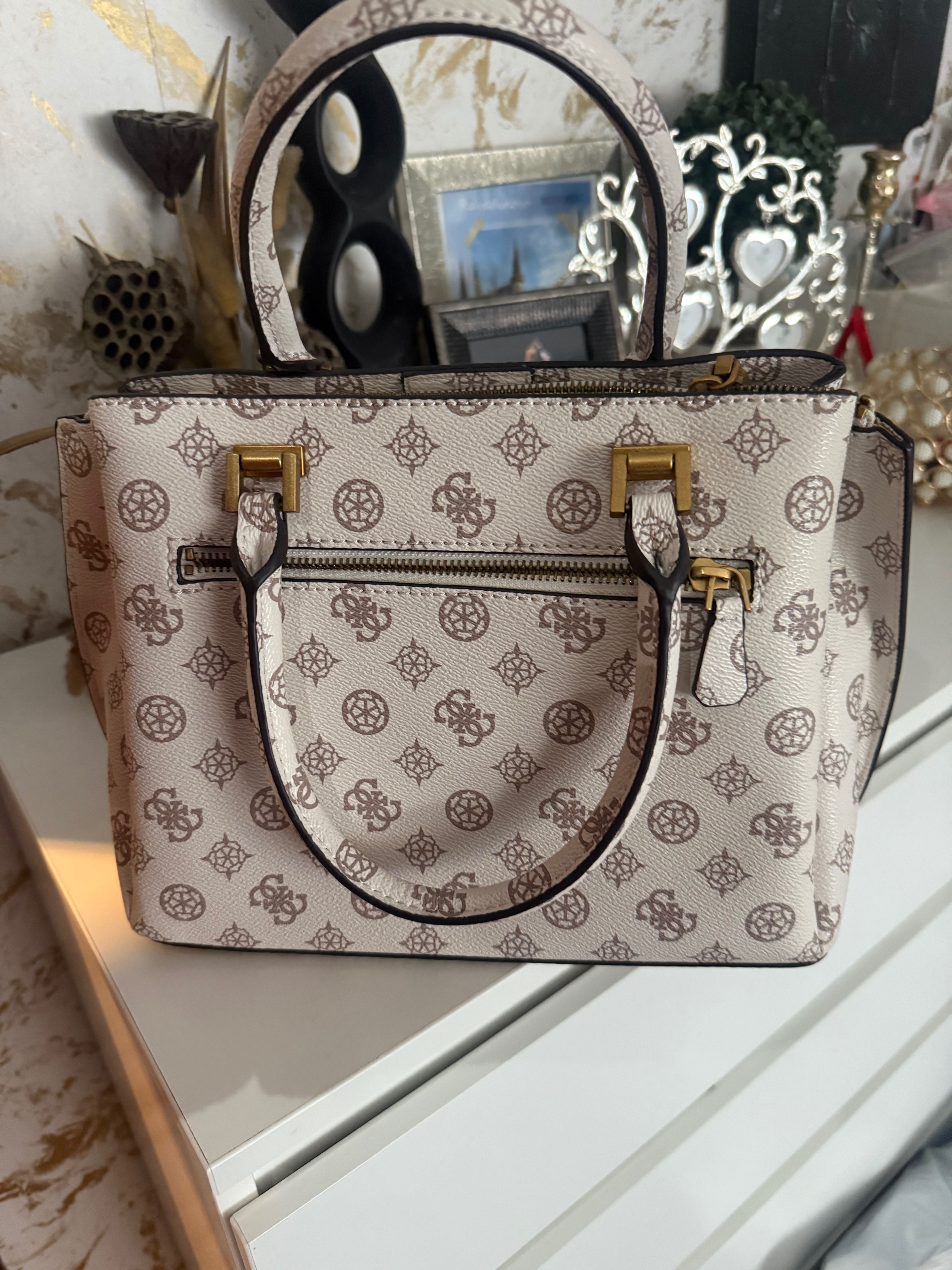 Чанта Guess нова бяла