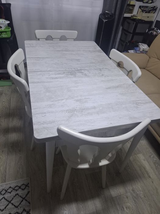 Masa extensibila bucatarie cu 4 scaune din lemn masiv