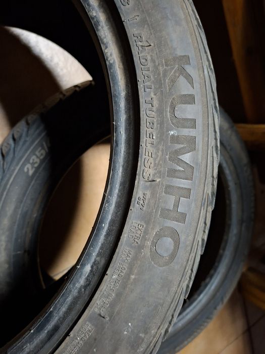 Vând 2 cauciucuri 235-45-18