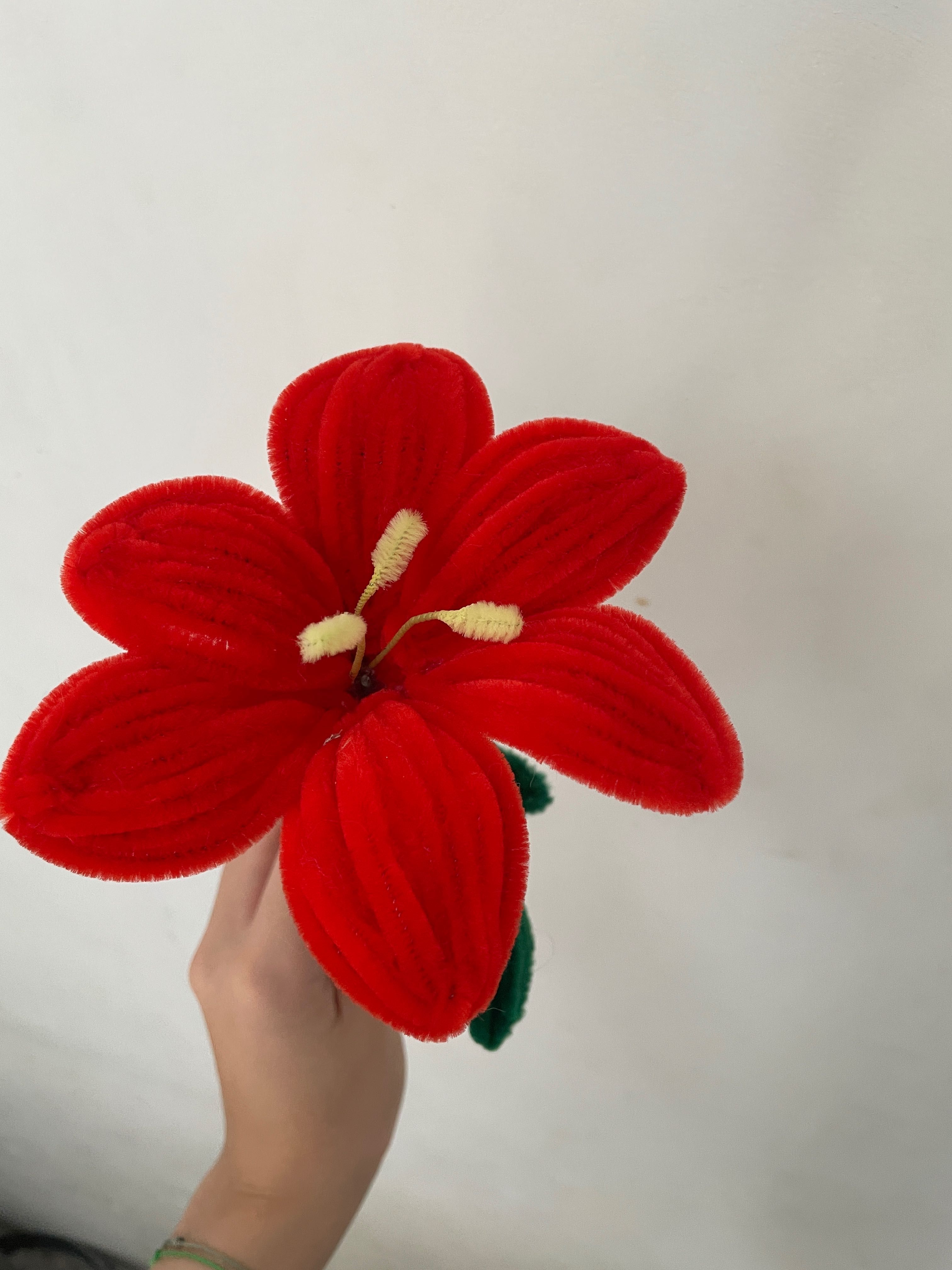 Flori artizanale, handmade din sârmă plușată