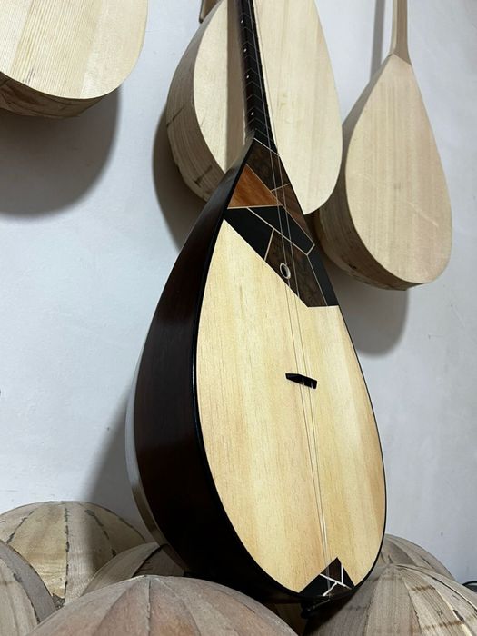 Домбыралар тікелей шеберханадан. Ақтөбе қаласы