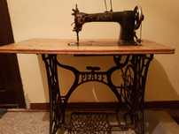 Masina de cusut vintage,cu cadru de fonta  si masa originala