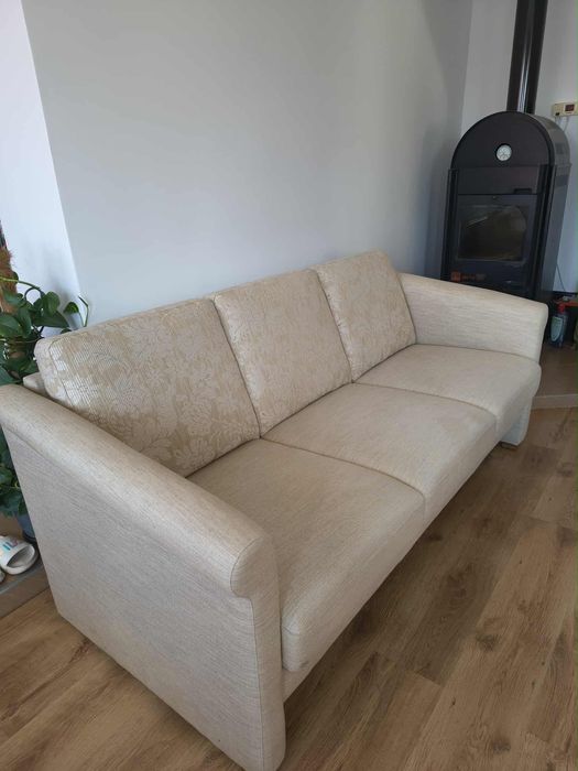 Vând canapea, nu este extensibilă!