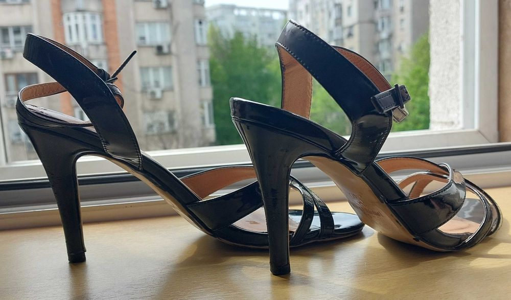 Sandale negre din lac, toc inalt