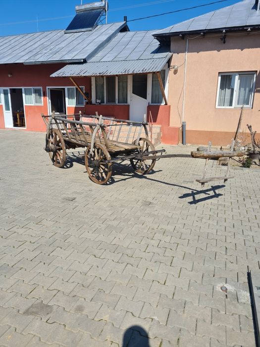 Vând caruta din lemn