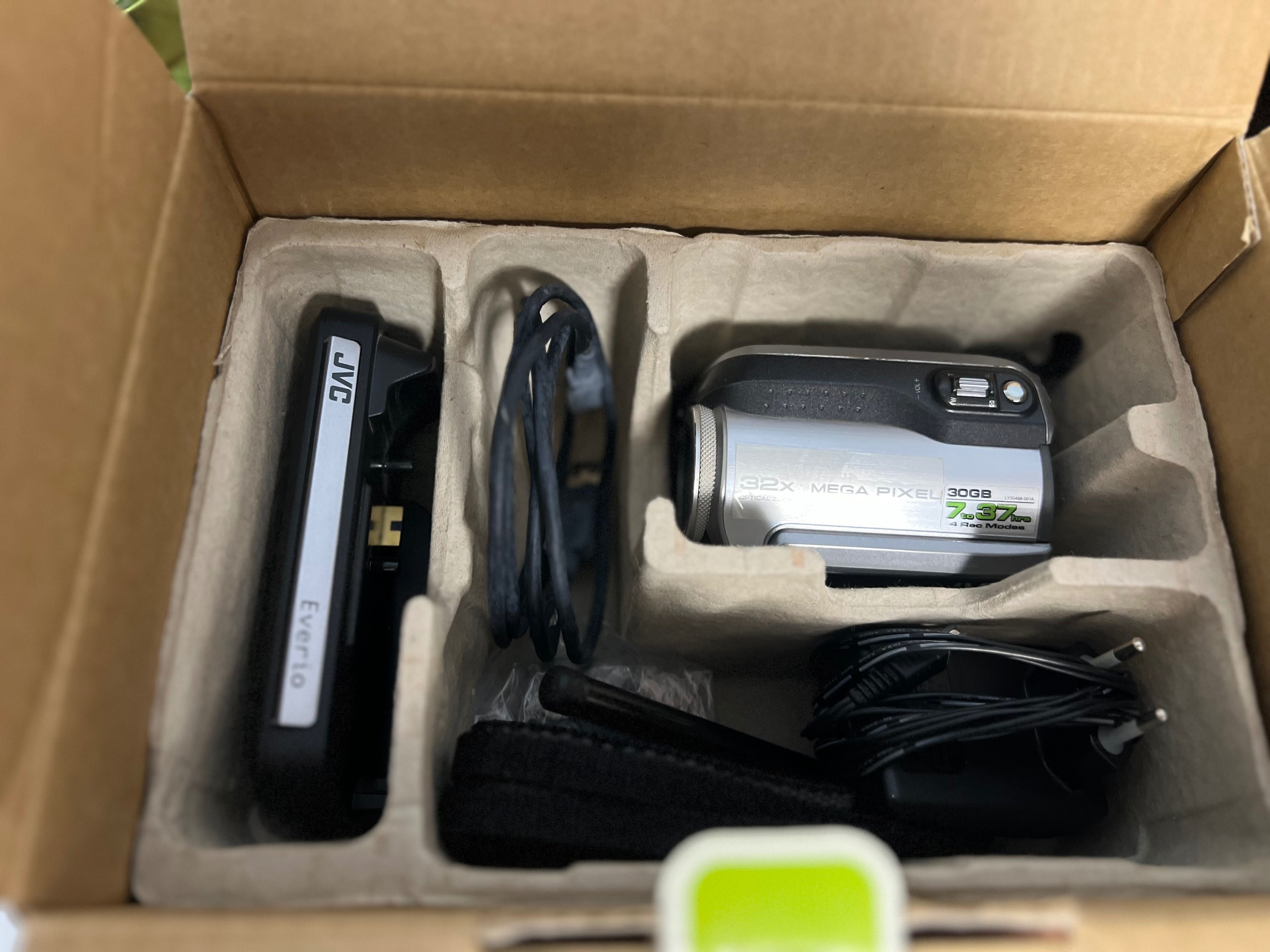 Camera foto-video JVC 30GB zoom 800x - toate accesoriile