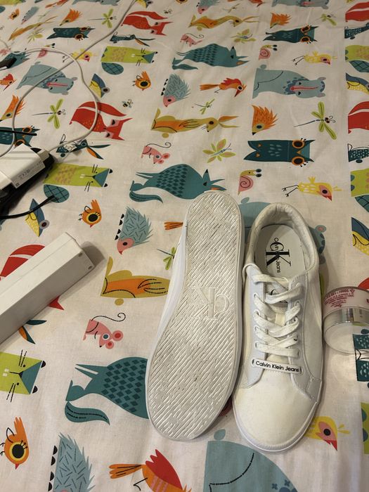 Vind adidasi originali de la calvin klein jeans