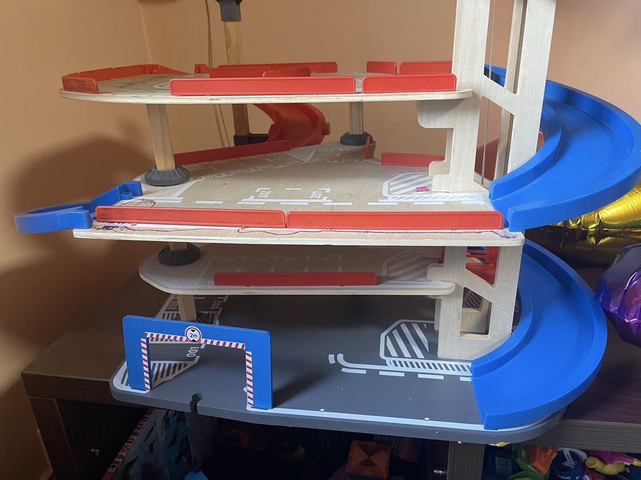 Parcare copii functionala dar mazgalita