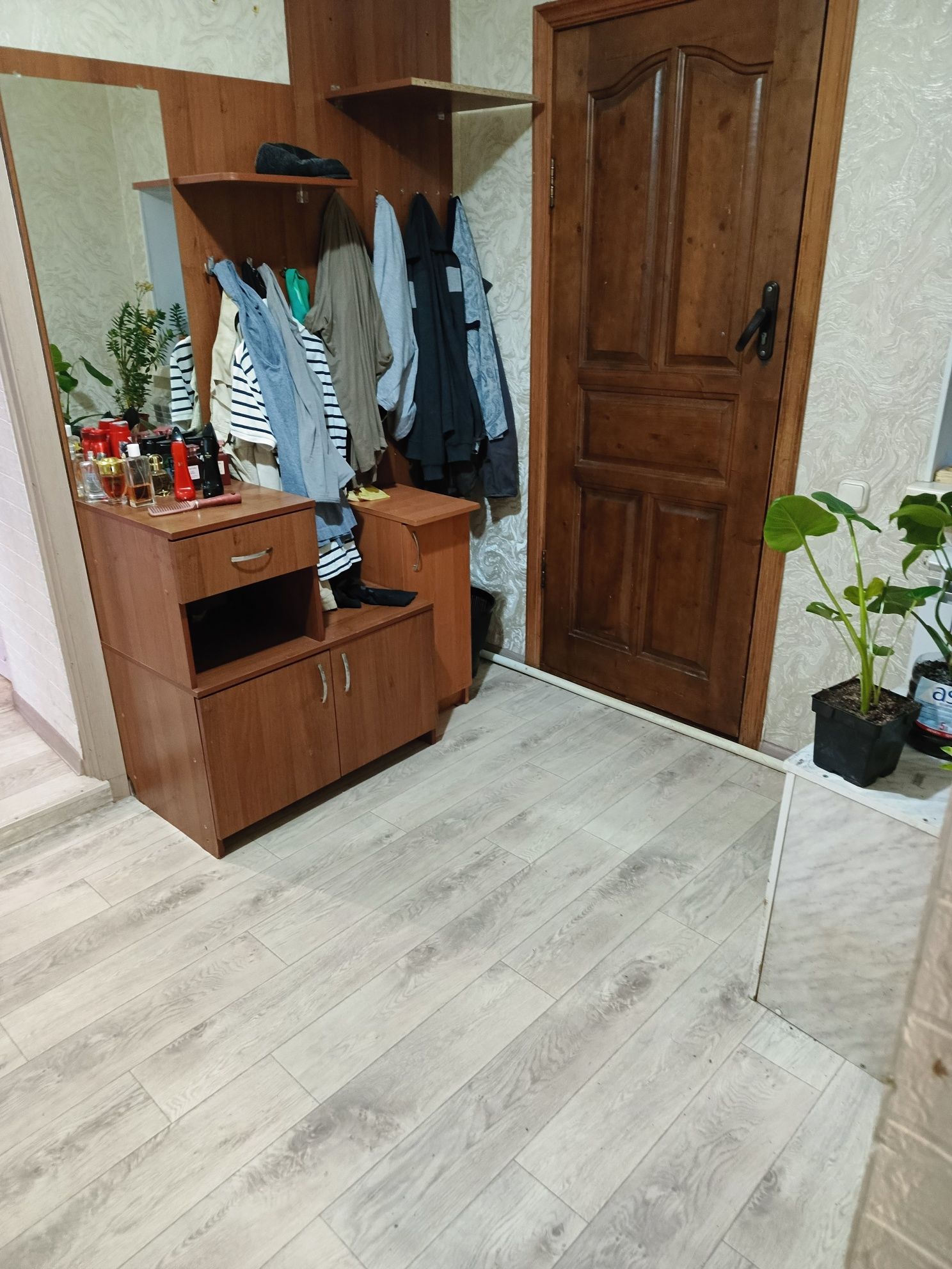 Сдам пол дома в аренду (зал, две комнаты) кухня общая, р-н Универмага