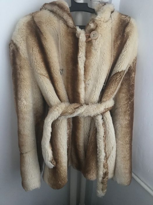 Vand haina de blana artificiala