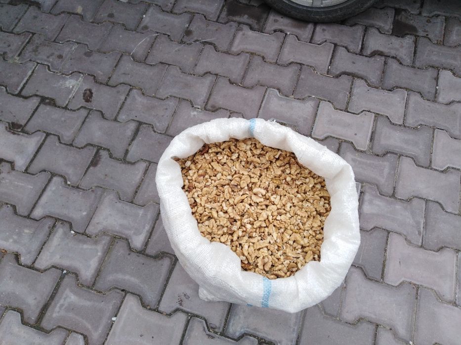 Miez de nuca curat 23 lei kg culoare alba