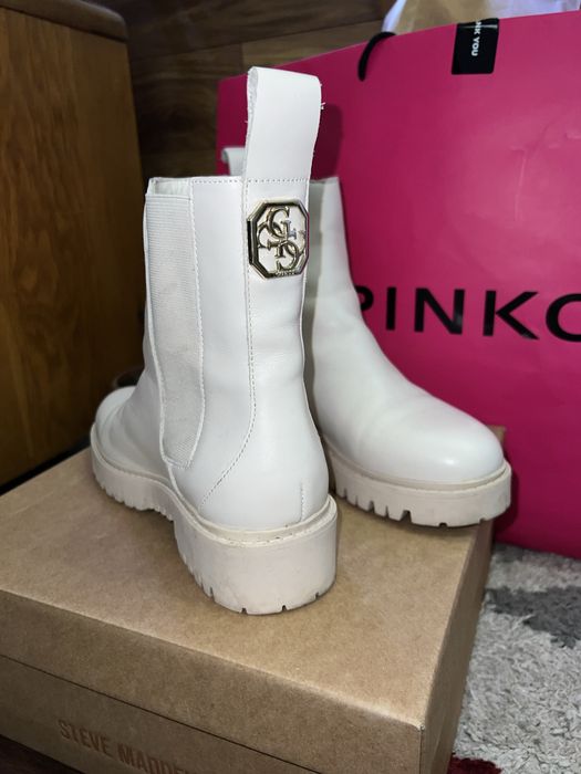 Бели боти Guess.