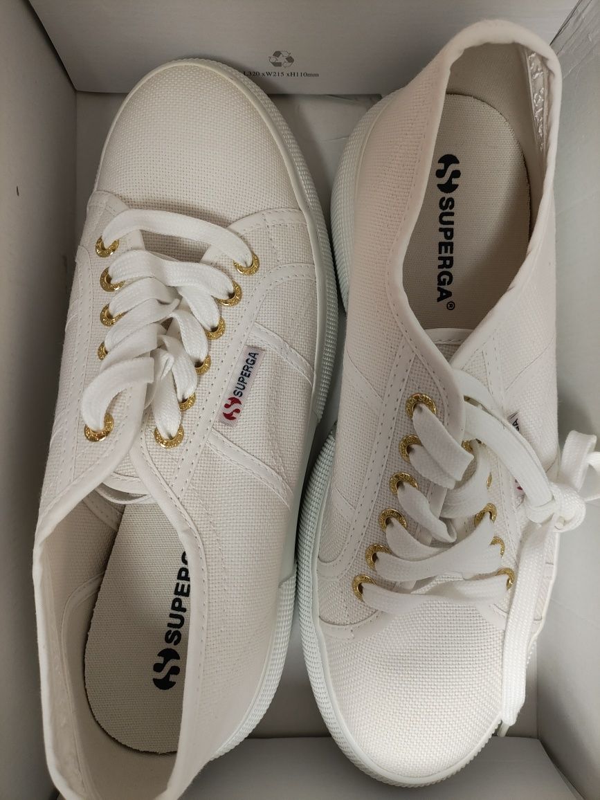 Нови италиански сникърси Superga