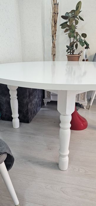 Круглый стол белого цвета, размер 160/160,8-10 персон