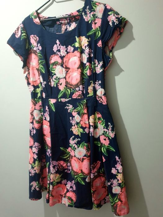 Тъмно синя рокля на цветя