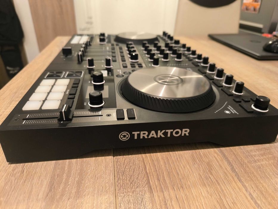 De vânzare consolă Traktor kontrol S4 mk3
