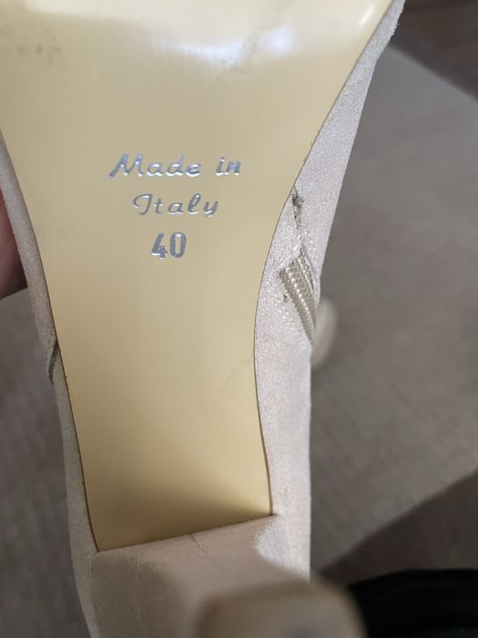 Cizme lungi piele intoarsa, cu franjuri.