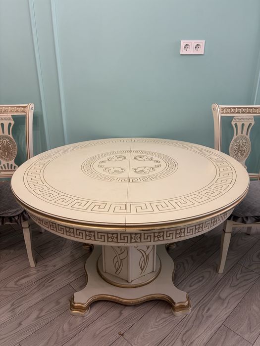 Круглый стол и стулья