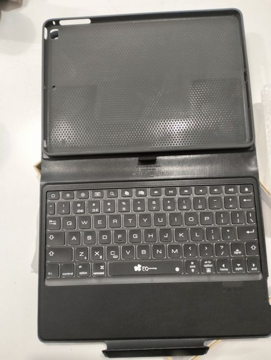 Husa cu tastatura din piele pentru IPad!