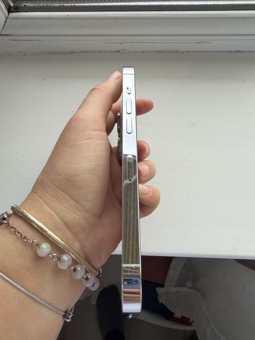 Vand iphone 14 pro, alb, 128 gb si 5 huse cu cutie si cablu origibale