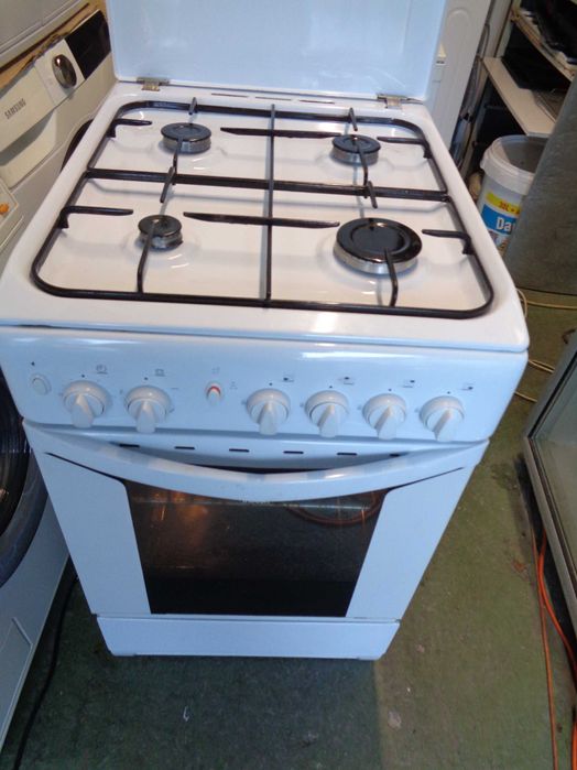 aragaz cu cuptor pe gaz  INDESIT ,SAMUS