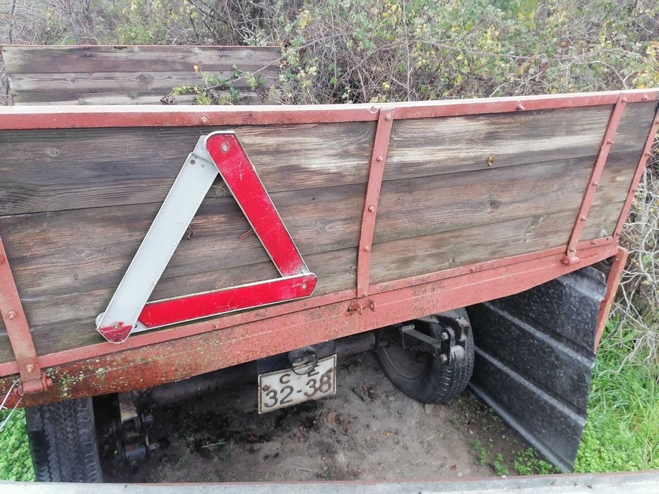 Продавам трактор DT 20  5500лв и инвентар  и ремарке самосвал