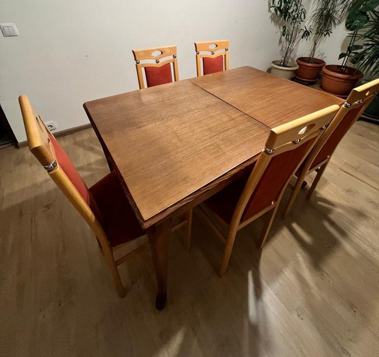 Vând masa cu 5 scaune extensibila